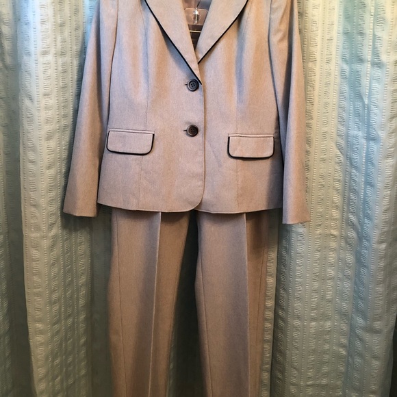 Le Suit Petite Gray Pant Suit Size 10P - Picture 2 of 5